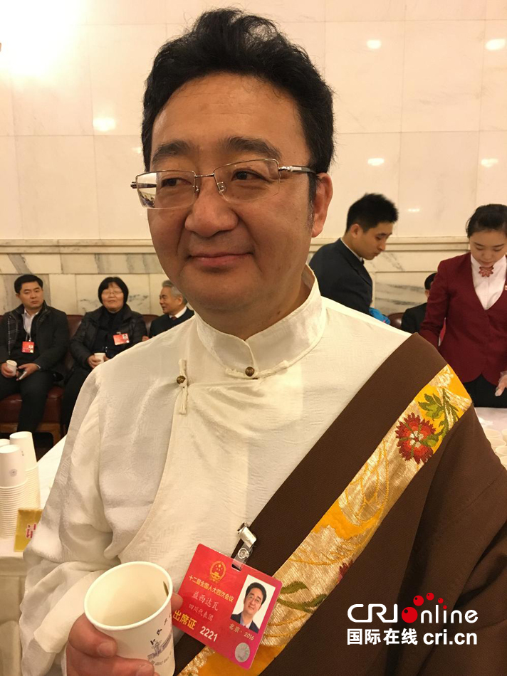 四川省甘孜藏族自治州州长益西达瓦称自己来自"没有雾霾"的青藏腑原