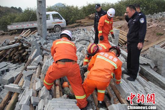 浙江一新建房屋倒塌3人被压 事故致2死1伤