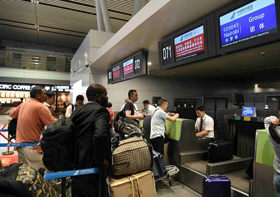 图片默认标题_fororder_乘客在办理登机手续(摄影 黄熠)