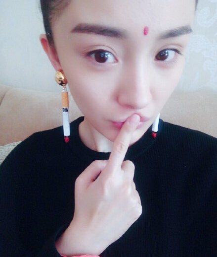 楊冪自曝額頭長出“巨痘” 哭喊世界崩塌了