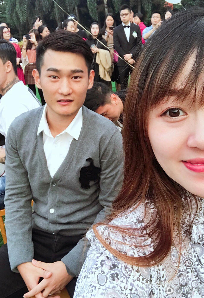 张文钊击败六伴娘 抢婚礼手捧花