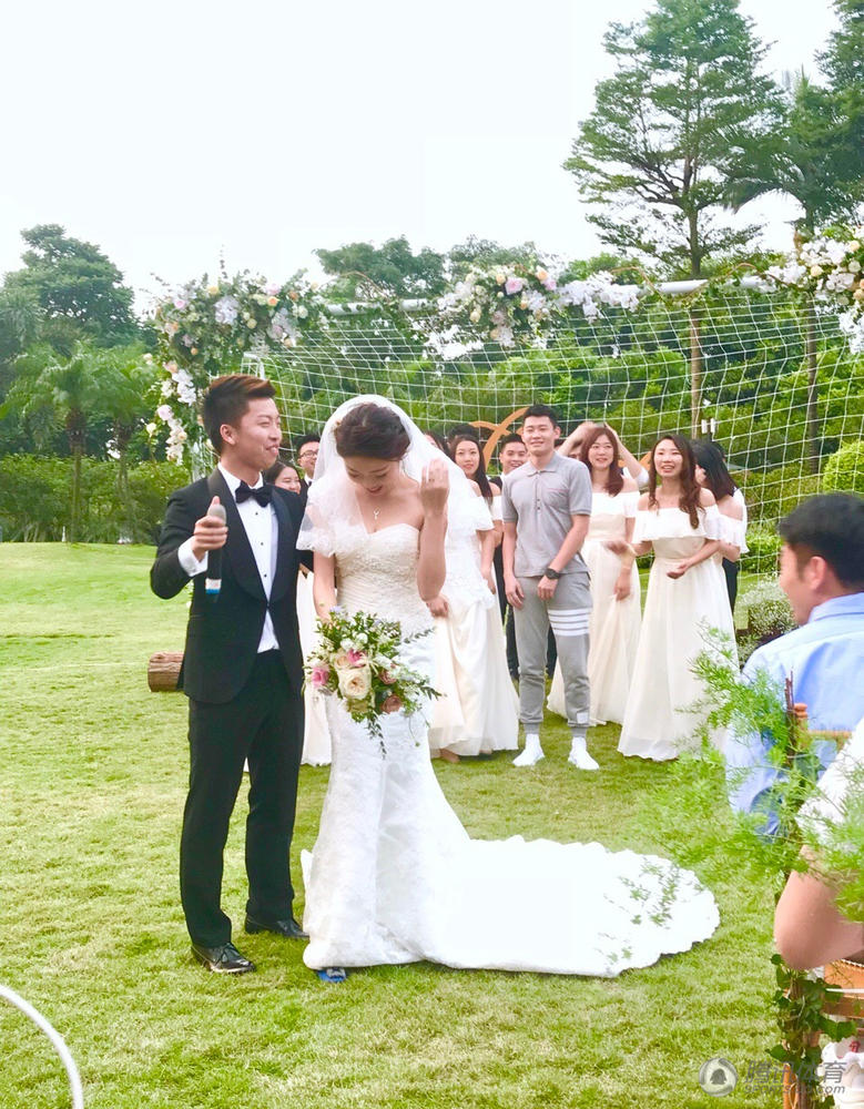 张文钊击败六伴娘抢婚礼手捧花