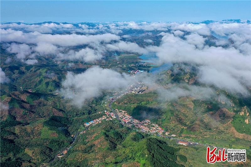 河北遷西：雨後山村美