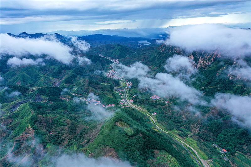 河北遷西：雨後山村美