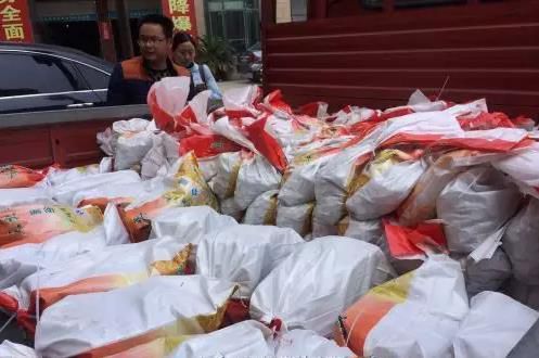 浙江老闆娘用卡車拉54萬元硬幣上銀行存款