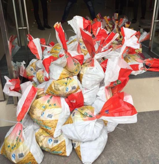 浙江老闆娘用卡車拉54萬元硬幣上銀行存款