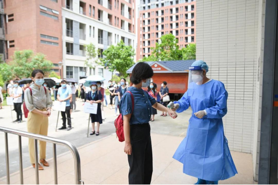 广州新华学院穗莞两校区严把“防疫关” 万余名学生开学返校