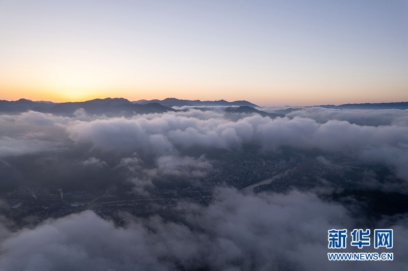 云海瞰荆山 水墨山城入画来