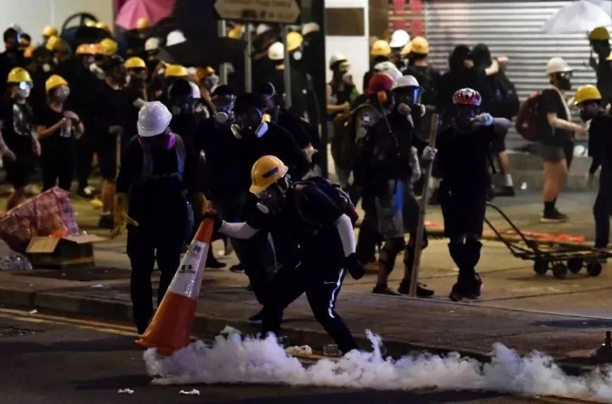 民进党请来香港暴徒，台湾受不了了