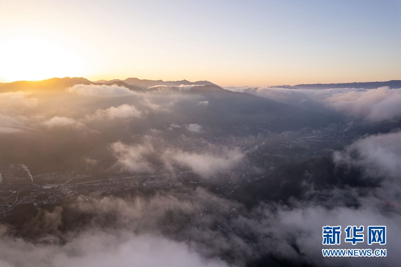 雲海瞰荊山 水墨山城入畫來