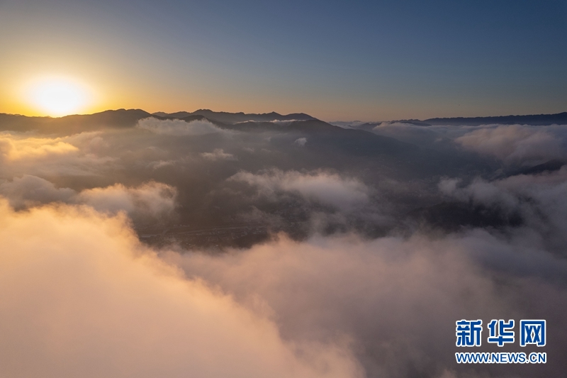 雲海瞰荊山 水墨山城入畫來