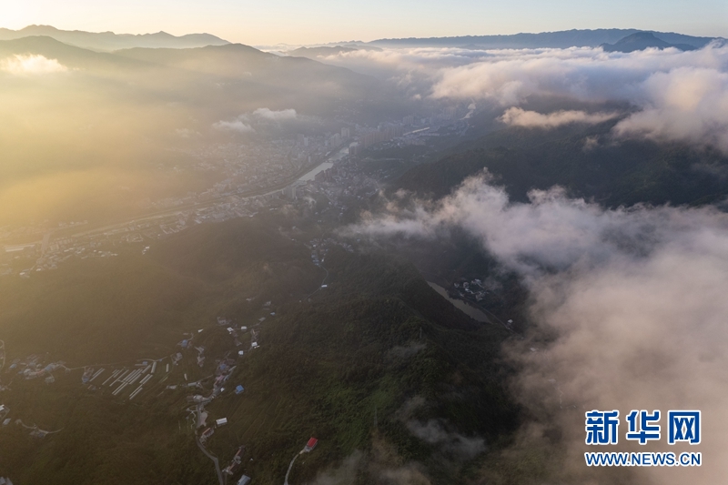 雲海瞰荊山 水墨山城入畫來