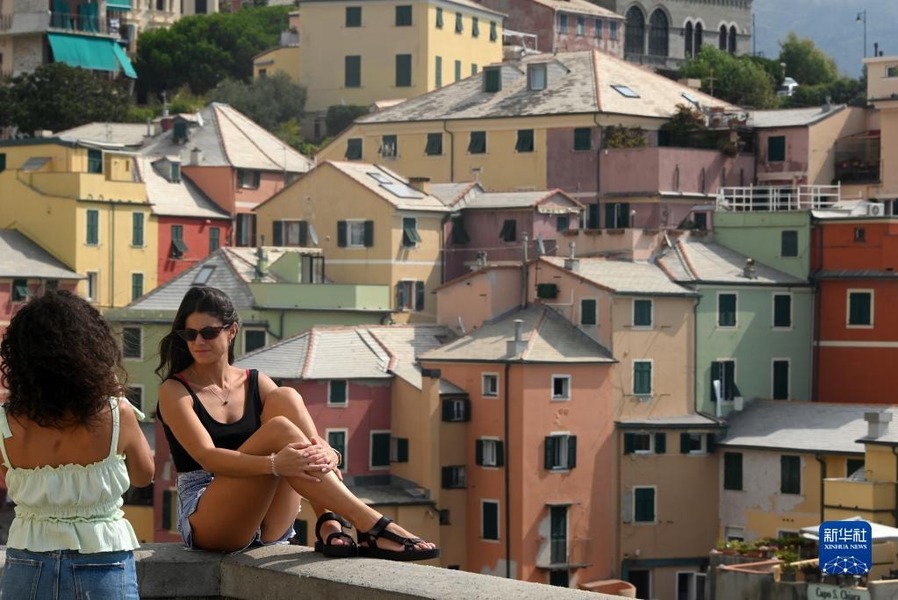 8月23日，一名游客在意大利热那亚的鹿嘴村留影。新华社发（阿尔贝托·林格利亚摄）