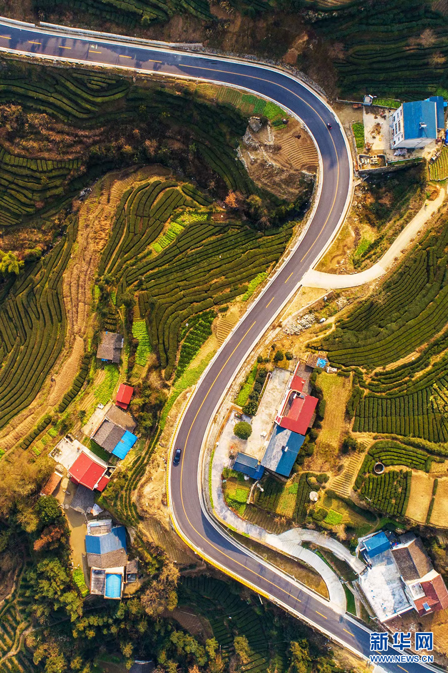 宜昌五彩公路蜿蜒曲折层层迭起