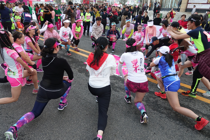 (l轮播)贵州省首个国际女子半马“2017甜蜜跑第三站盘州站”今日盛大起跑