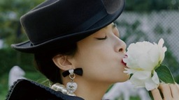 法式甜妞！宋茜宫廷风写真 戴礼帽涂红唇精致优雅