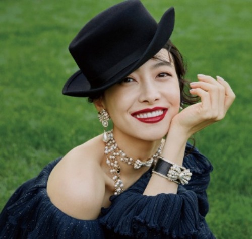 法式甜妞！宋茜宫廷风登封 戴礼帽涂红唇精致优雅