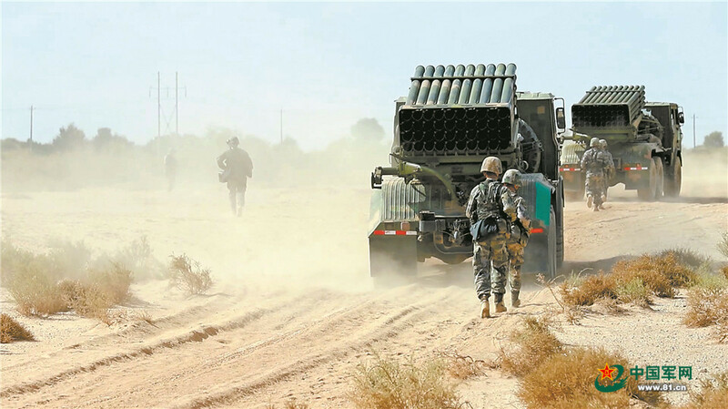 Yadda wata birged din makaman igwa ta rundunar sojin kasar Sin ta kaddamar da rawar daji a  yankin hamada dake arewa maso yammacin kasar Sin_fororder_1