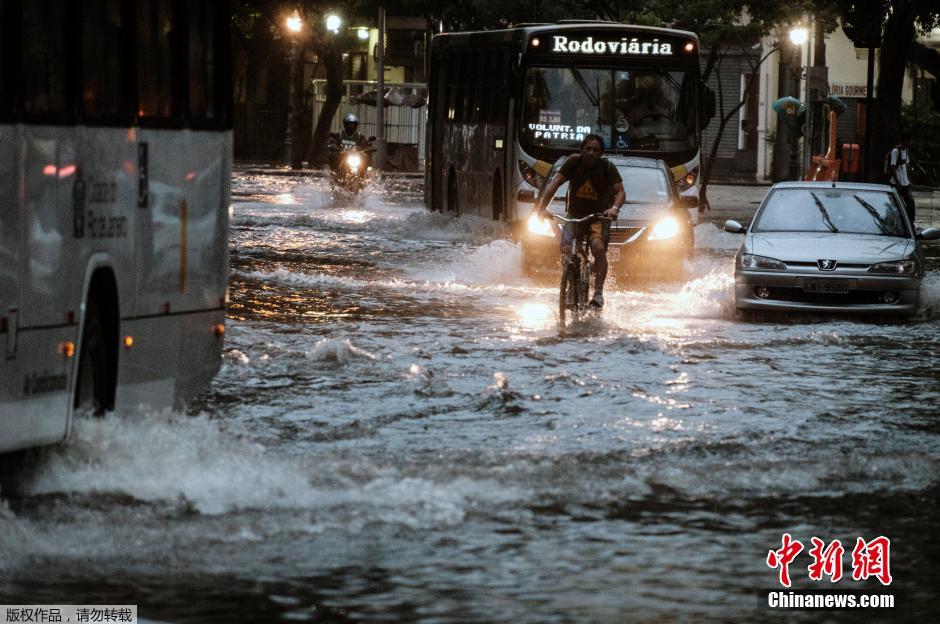 巴西裏約暴雨致洪澇 街道變河道