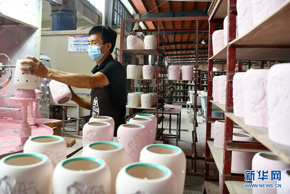 湖北通城：青年返乡创业 陶瓷工艺品远销海外