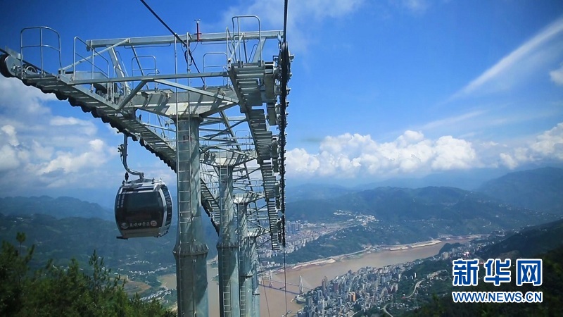 跟随“空中走廊”登临巫峡云巅