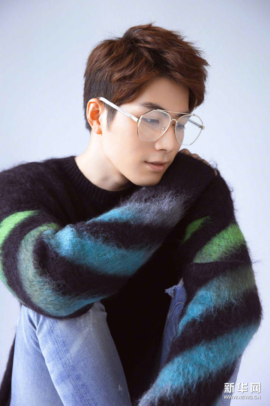 陈学冬毛衣写真 姿势随性表情温柔