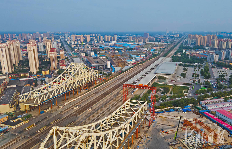 河北廊坊：光明道上跨铁路桥项目加紧施工