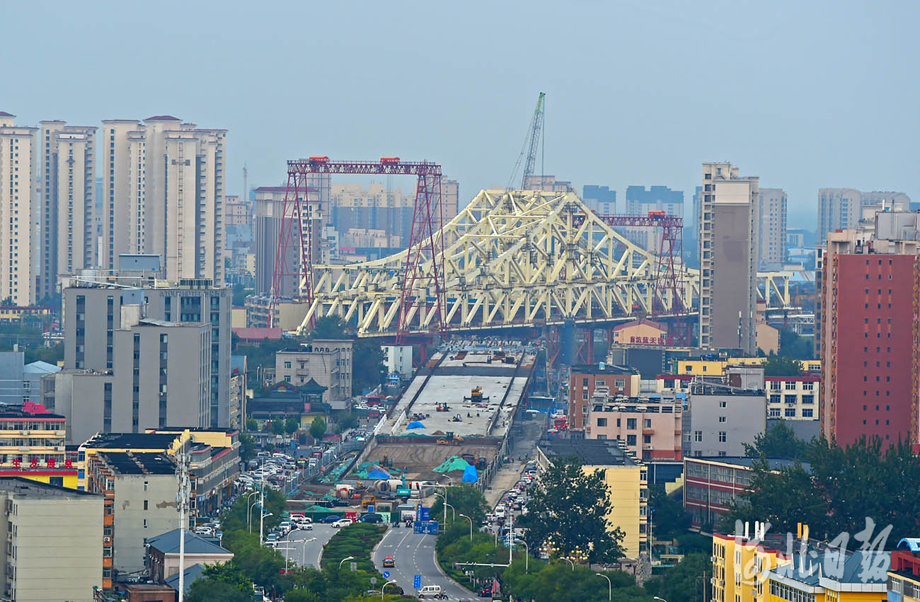 河北廊坊：光明道上跨铁路桥项目加紧施工