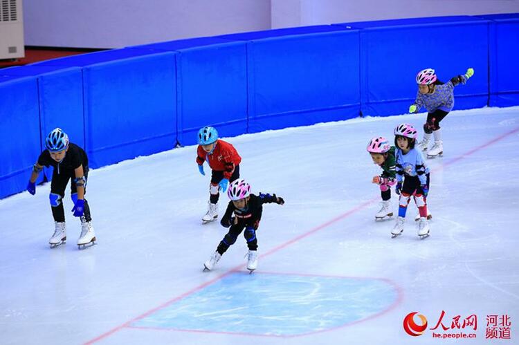 河北邢台：首个真冰标准气膜滑冰馆开启试运营