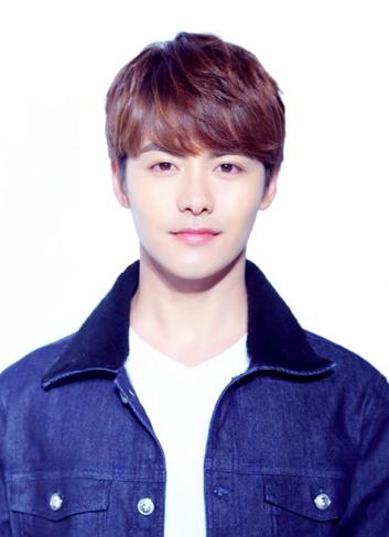 马天宇晒帅气证件照 网友称赞：最美唇形