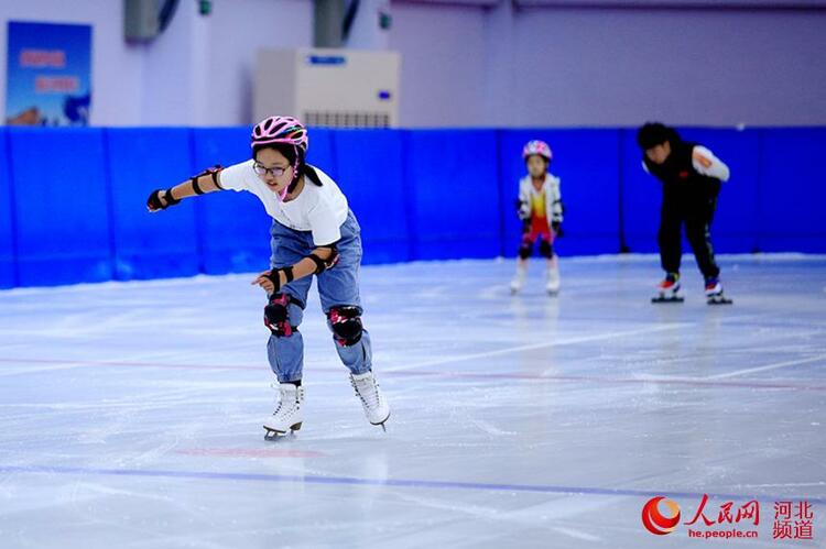 河北邢台：首个真冰标准气膜滑冰馆开启试运营
