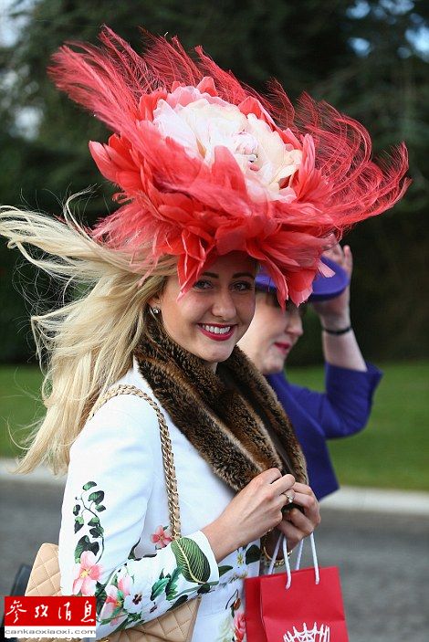 英国赛马节 观赛女士上演帽子盛宴