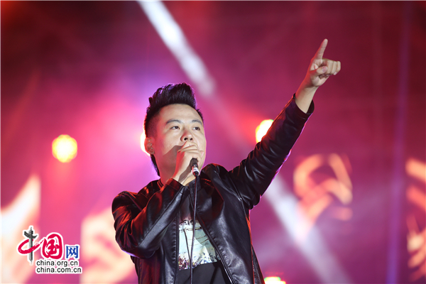 “峰暴战队”走进四川青川 群星唱响红叶节