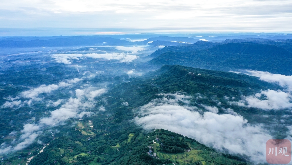 （中首）泸州石顶山：推窗见云海 民宿隐逸青山中