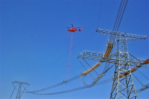 國網陝西電力:陝西首例特高壓線路直升機帶電作業已完成