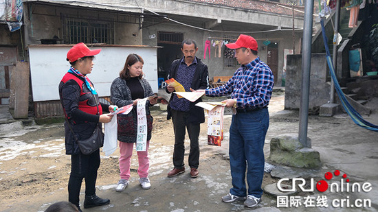 已過審【法制安全】重慶雙橋消防代言人進社區 為居民普及消防知識