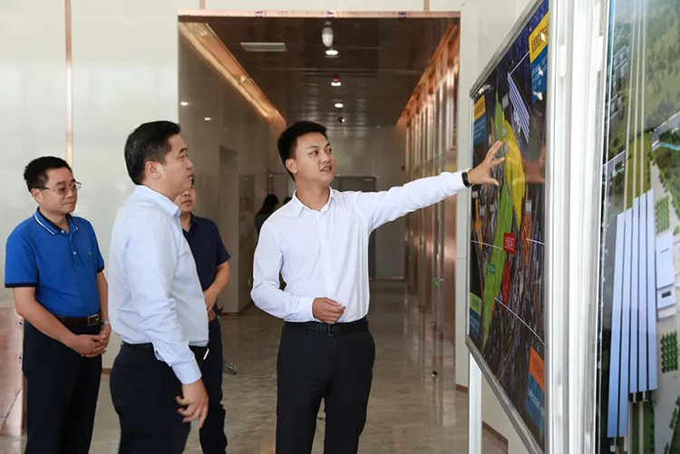 绿地宜宾积极融入城市发展格局 助力区域产业升级_fororder_绿地西南宜宾公司负责人做项目介绍-供图-绿地宜宾