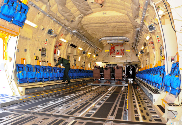 日本首次公开c-2运输机内景(组图)