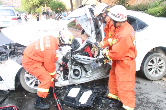 【OK】贵州凯里开发区：两车碰撞驾驶员被困 消防破拆处置