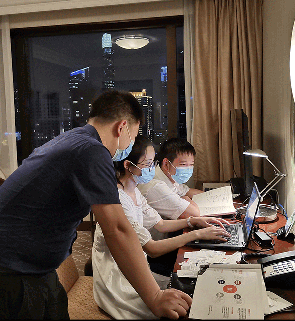 简阳市跑出临空经济招商“加速度”_fororder_招商小组正在复盘当天工作情况-摄影-王淞