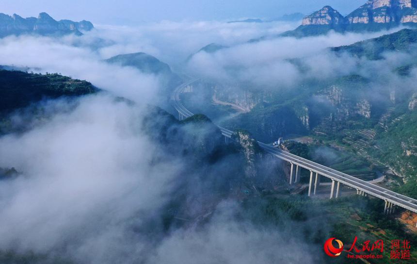 河北涉縣：初秋太行舞“彩練”