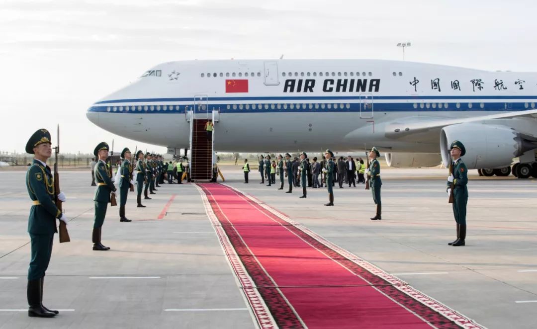 6月12日,国家主席习近平乘专机抵达比什凯克,开始对吉尔吉斯共和国