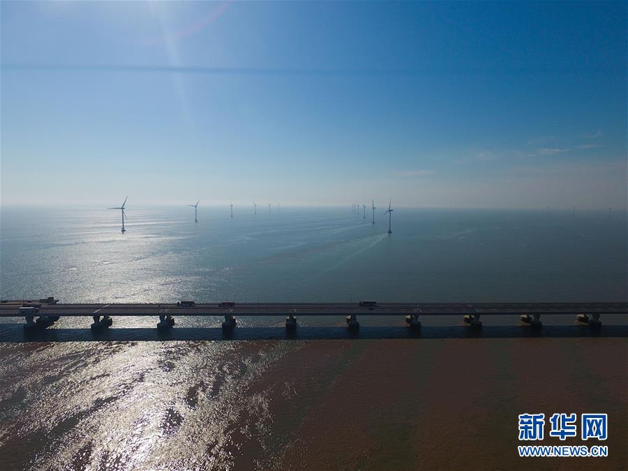 俯瞰上海東海大橋海上風電場