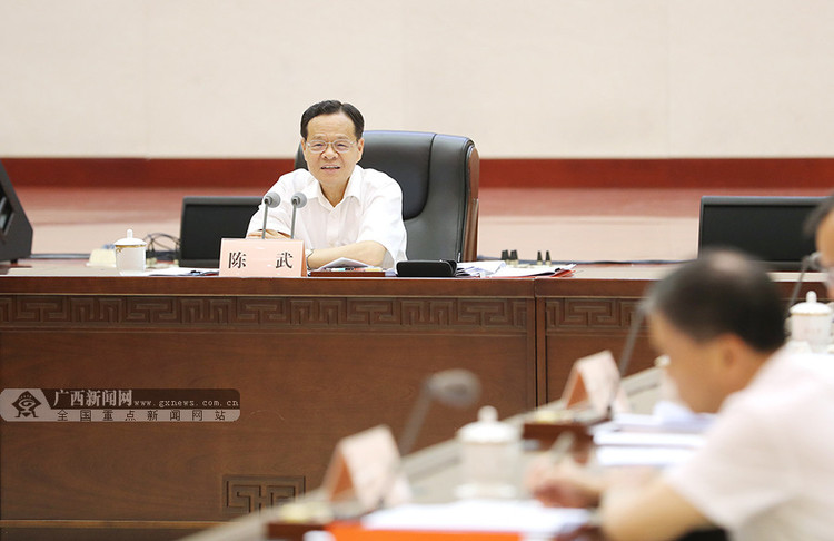陈武主持召开广西壮族自治区政府常务会议 批准马山县等21个县（市、区）退出贫困县序列