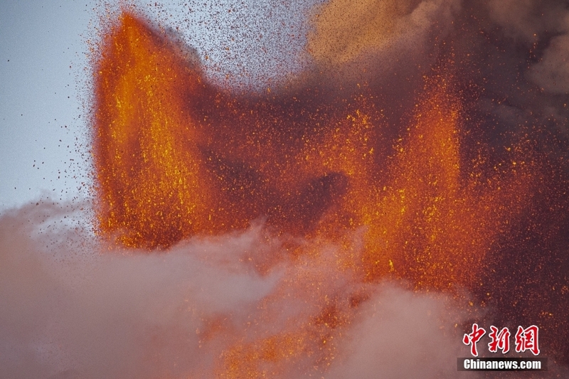 Yadda Dutsen Etna na kasar Italiya ya yi amon wuta_fororder_0830-01