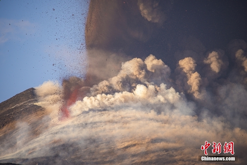 Yadda Dutsen Etna na kasar Italiya ya yi amon wuta_fororder_0830-02