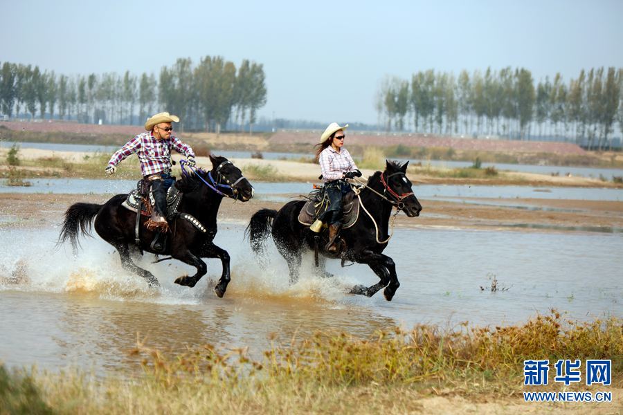 鄭州：黃河岸邊策馬人