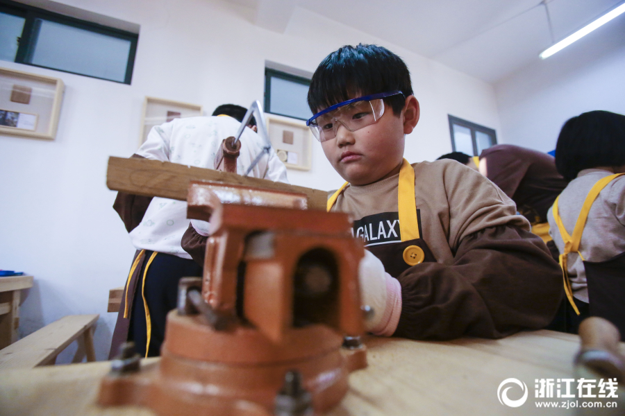 杭州一小學開木工課 感受傳統手工藝魅力