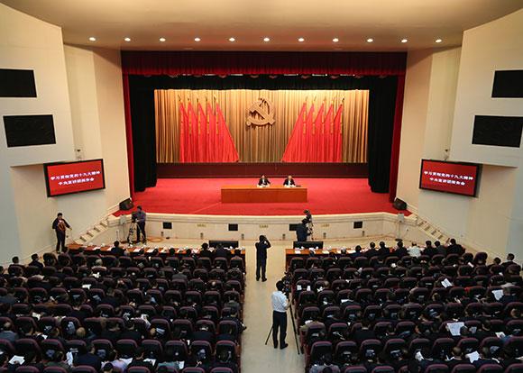 【焦点图】学习贯彻党的十九大精神中央宣讲团报告会11日在重庆举行