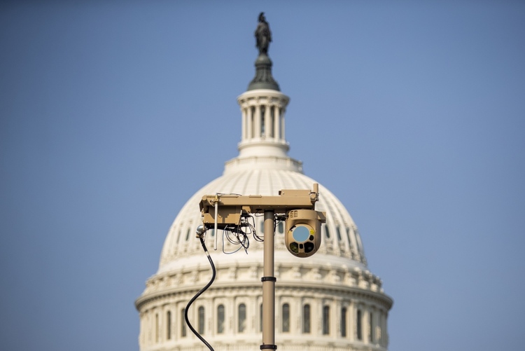 特朗普支持者又要大规模集会 美国会外连夜竖起2米高围栏